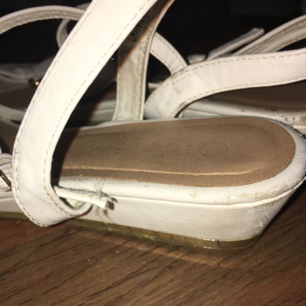 Low heels can be repainted white - Picture 2 of 2